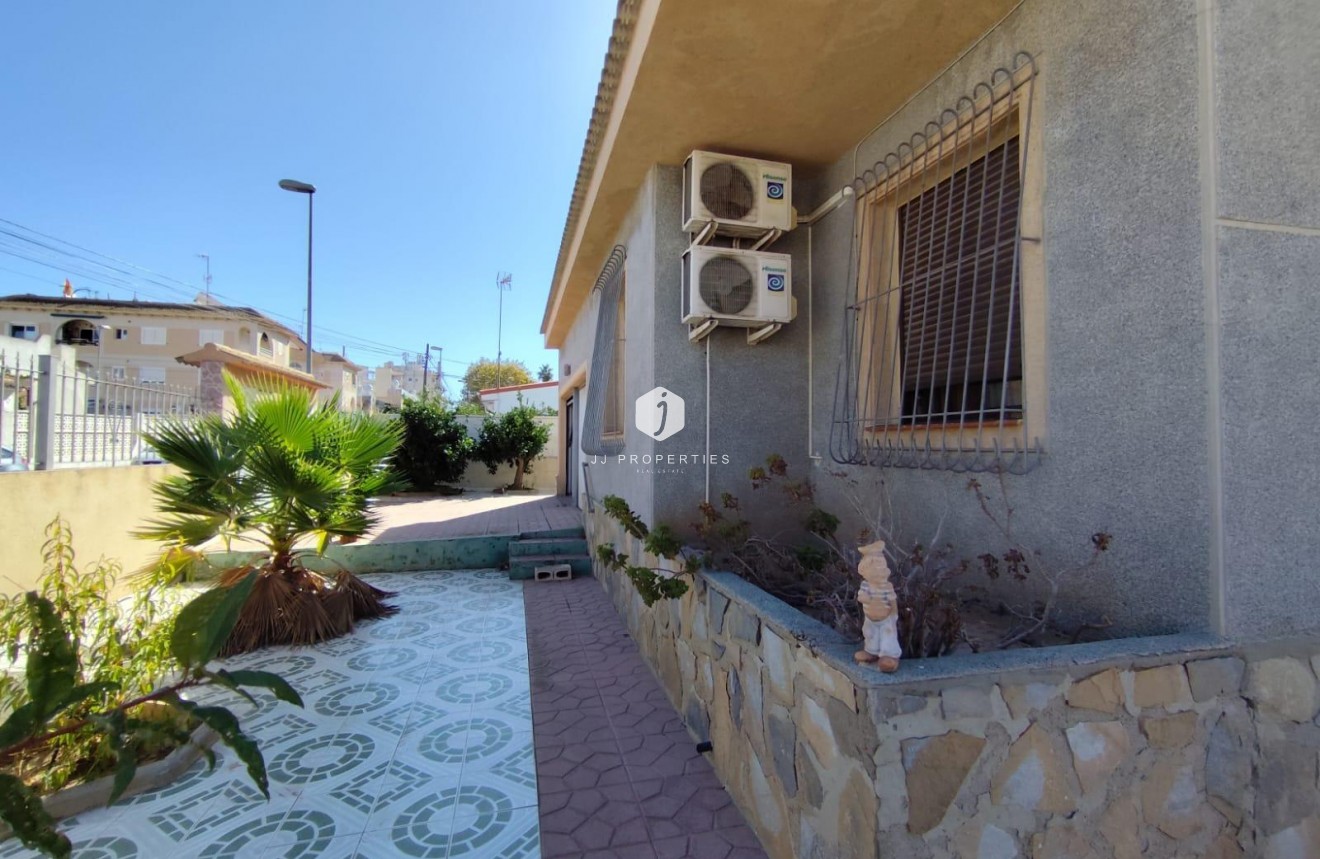 Segunda mano - Villa -
Torrevieja - Estacion de autobuses