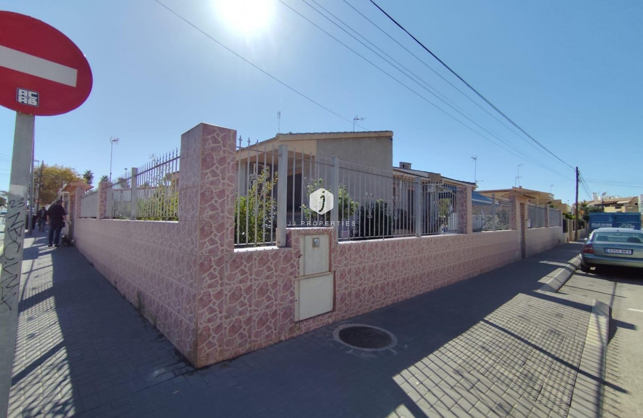 Segunda mano - Villa -
Torrevieja - Estacion de autobuses