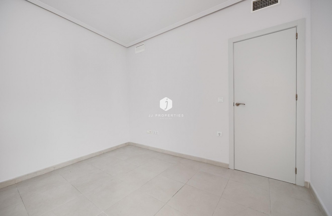 Segunda mano - Apartamento / piso -
Torrevieja - Estacion de autobuses