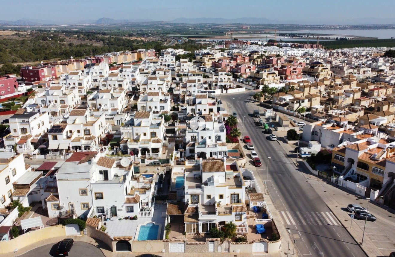Segunda mano - Chalet -
Torrevieja - Los Balcones
