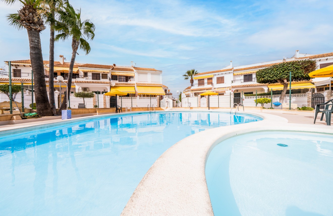 Segunda mano - Bungalow -
Torrevieja - La Mata