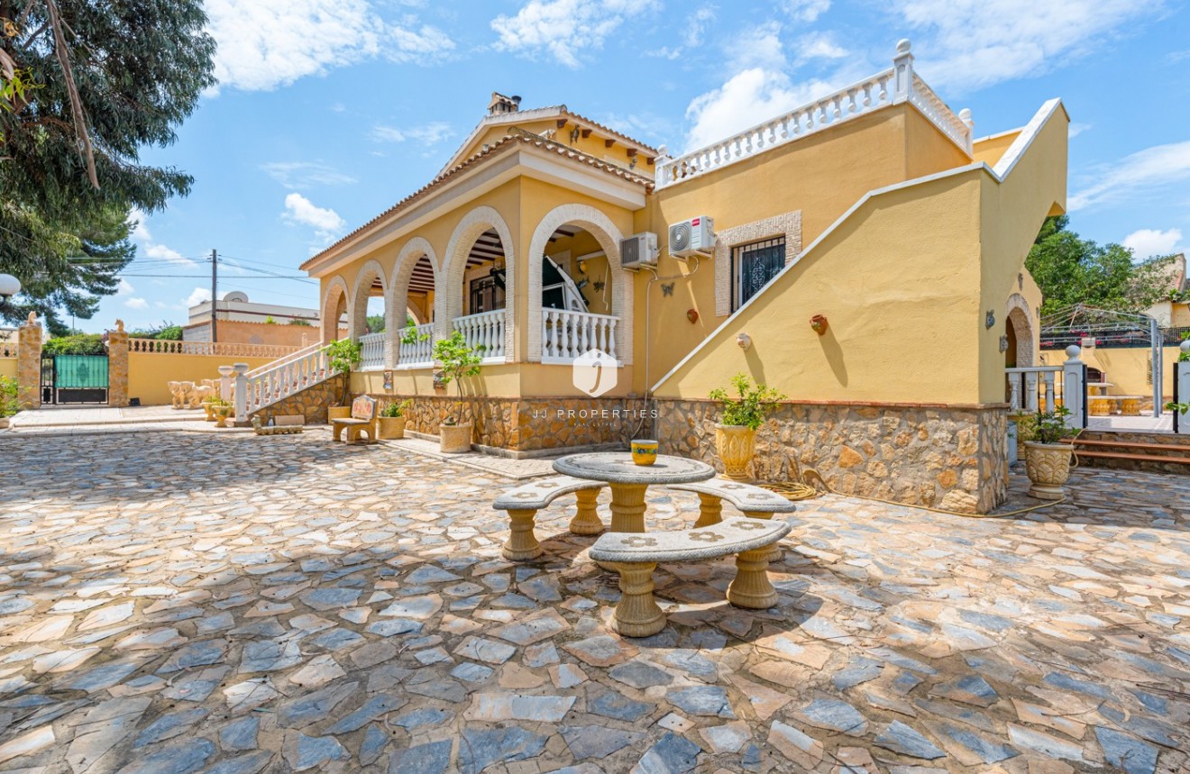 Segunda mano - Villa -
Jacarilla - Inland