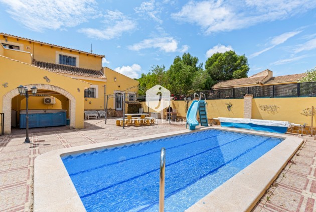 Segunda mano - Villa -
Jacarilla - Inland