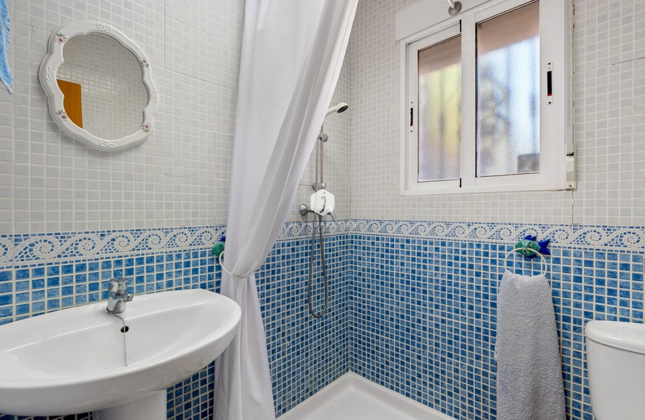 Segunda mano - Villa -
Jacarilla - Inland