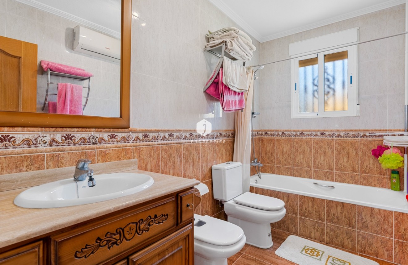 Segunda mano - Villa -
Jacarilla - Inland