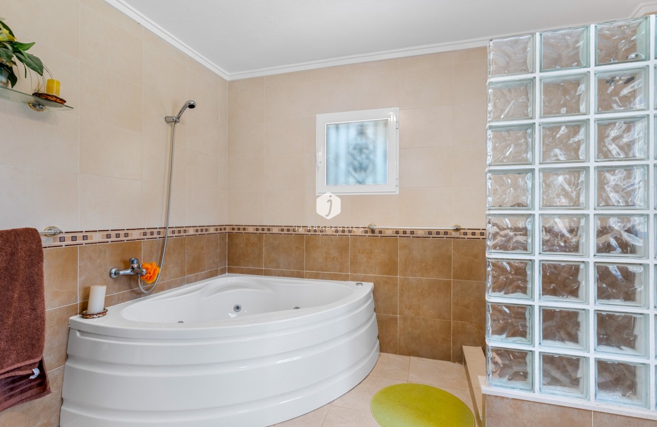 Segunda mano - Villa -
Jacarilla - Inland