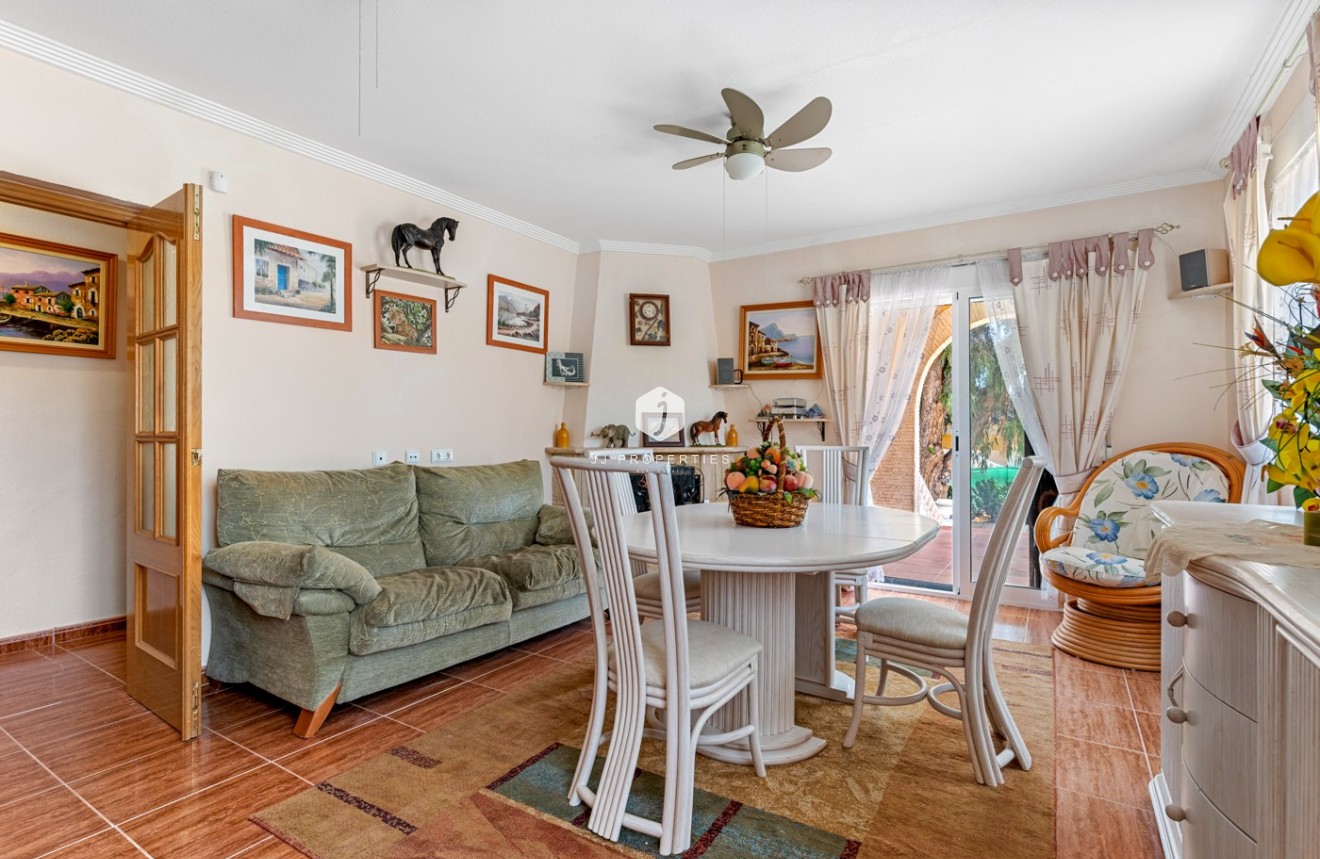 Segunda mano - Villa -
Jacarilla - Inland