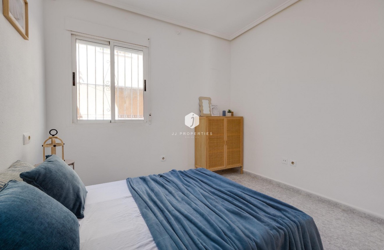 Segunda mano - Bungalow -
Torrevieja - Los Frutales