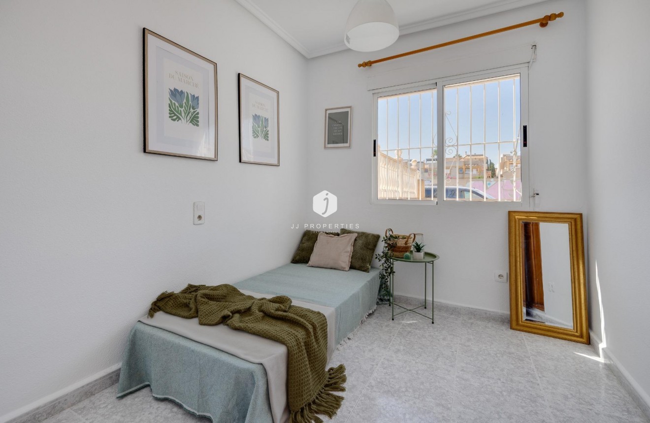 Segunda mano - Bungalow -
Torrevieja - Los Frutales