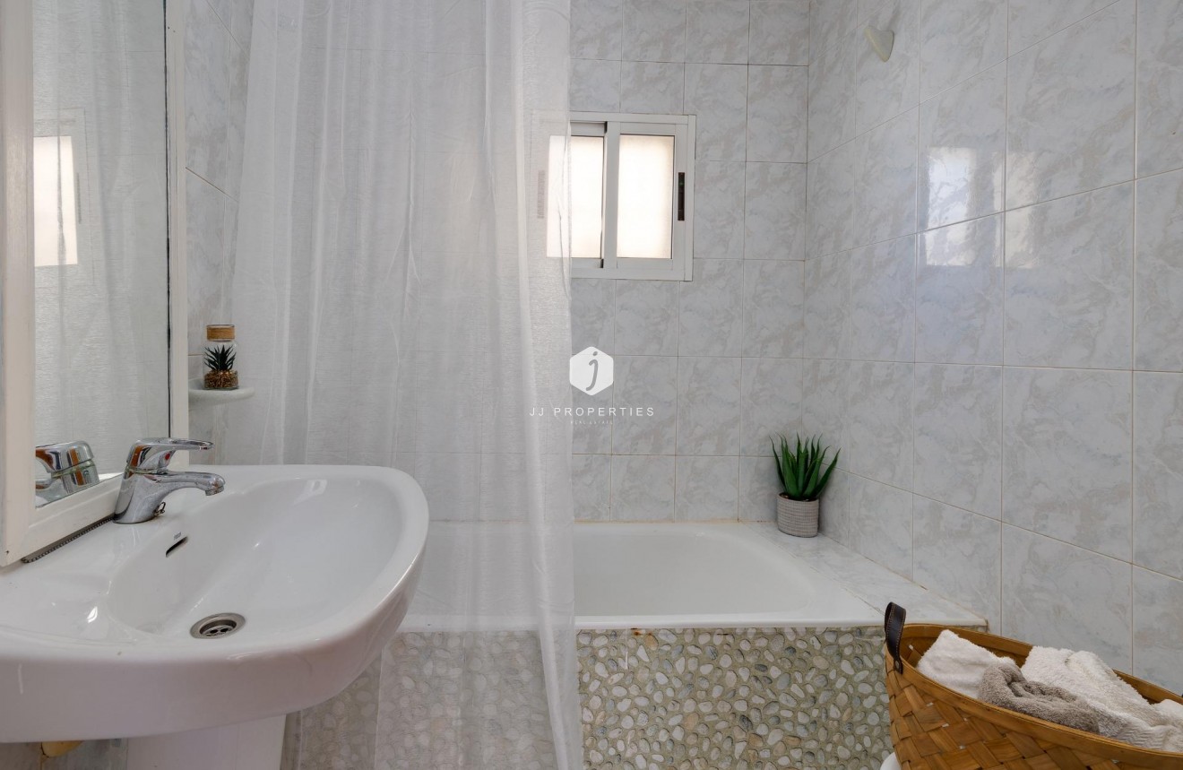 Segunda mano - Bungalow -
Torrevieja - Los Frutales