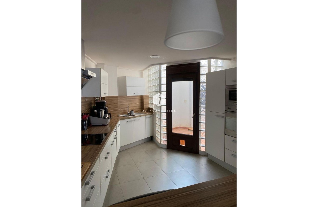 Segunda mano - Villa -
Torrevieja - Centro - Muelle Pesquero