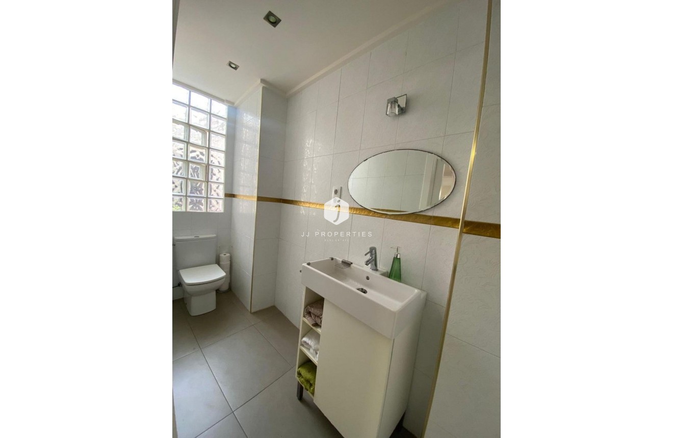 Segunda mano - Villa -
Torrevieja - Centro - Muelle Pesquero