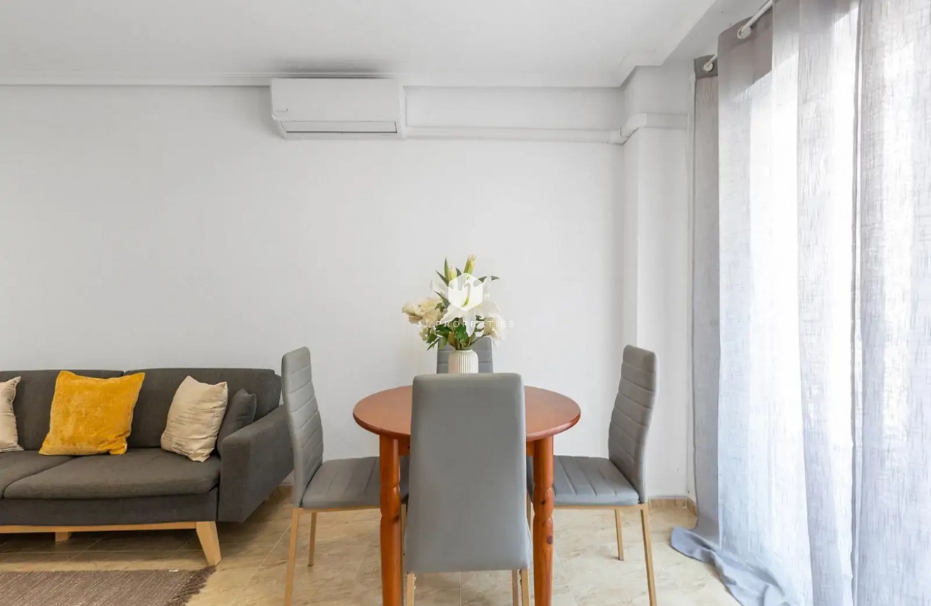 Segunda mano - Apartamento / piso -
Torrevieja