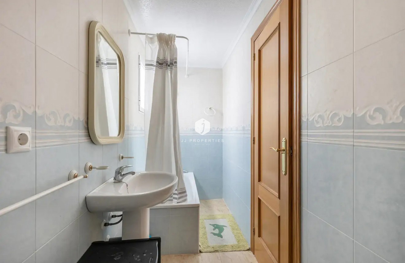 Segunda mano - Apartamento / piso -
Torrevieja