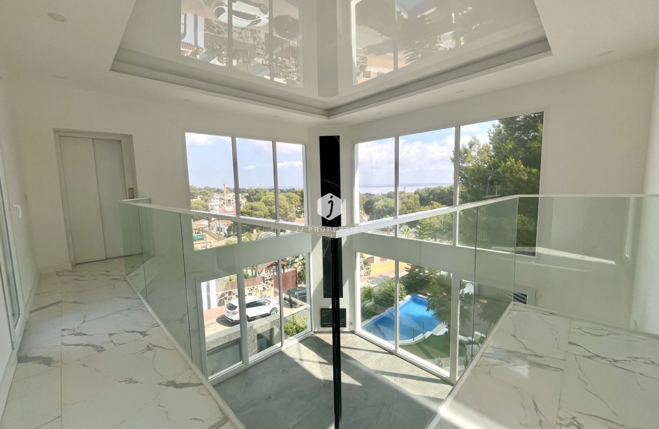 Segunda mano - Villa -
Los Balcones - Costa Blanca