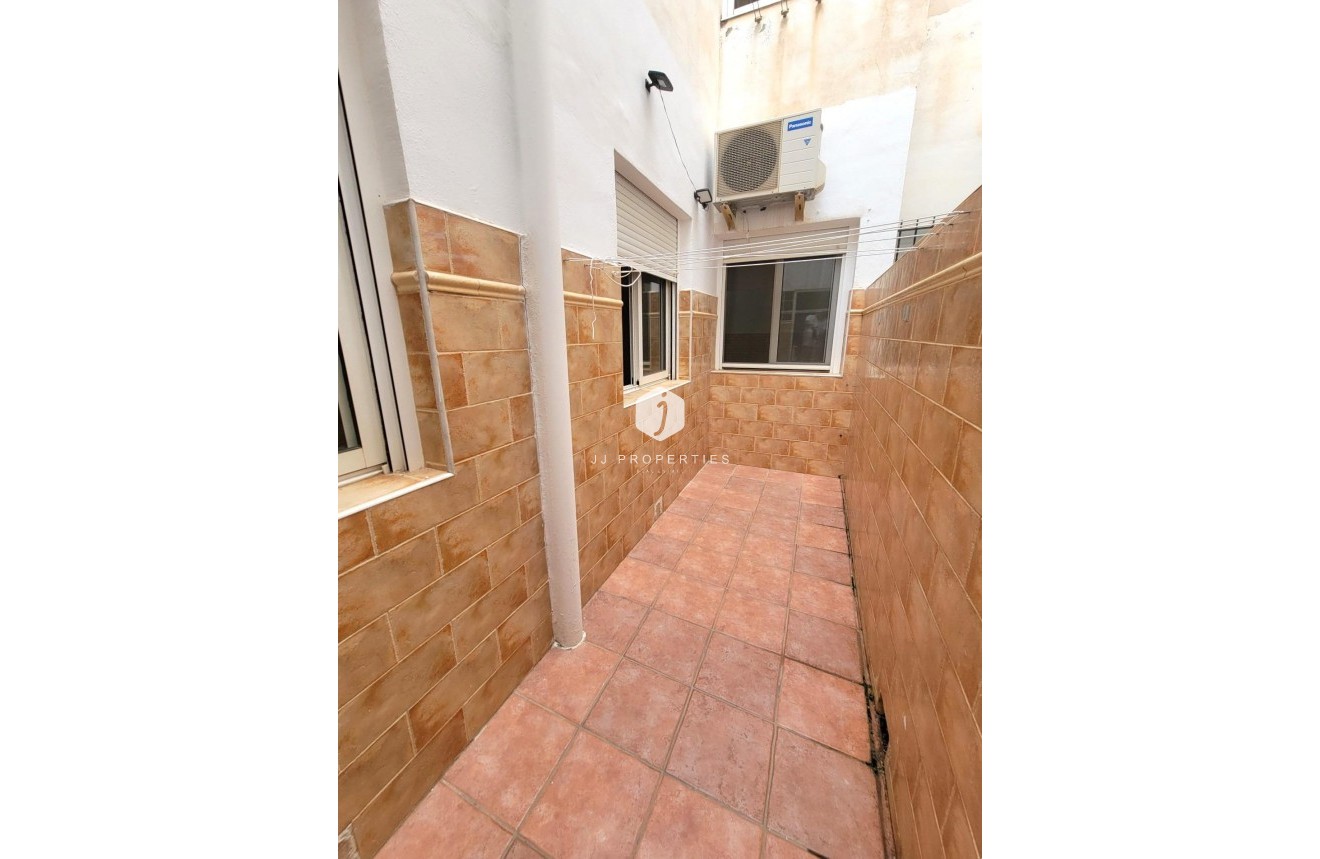 Tweedehands - Bungalow -
Torrevieja - Playa de los Locos