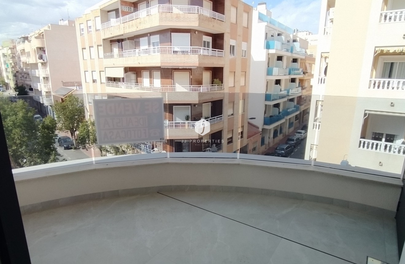 Segunda mano - Apartamento / piso -
Torrevieja - CENTRE PLAYA DEL CURA LAS PISCINAS