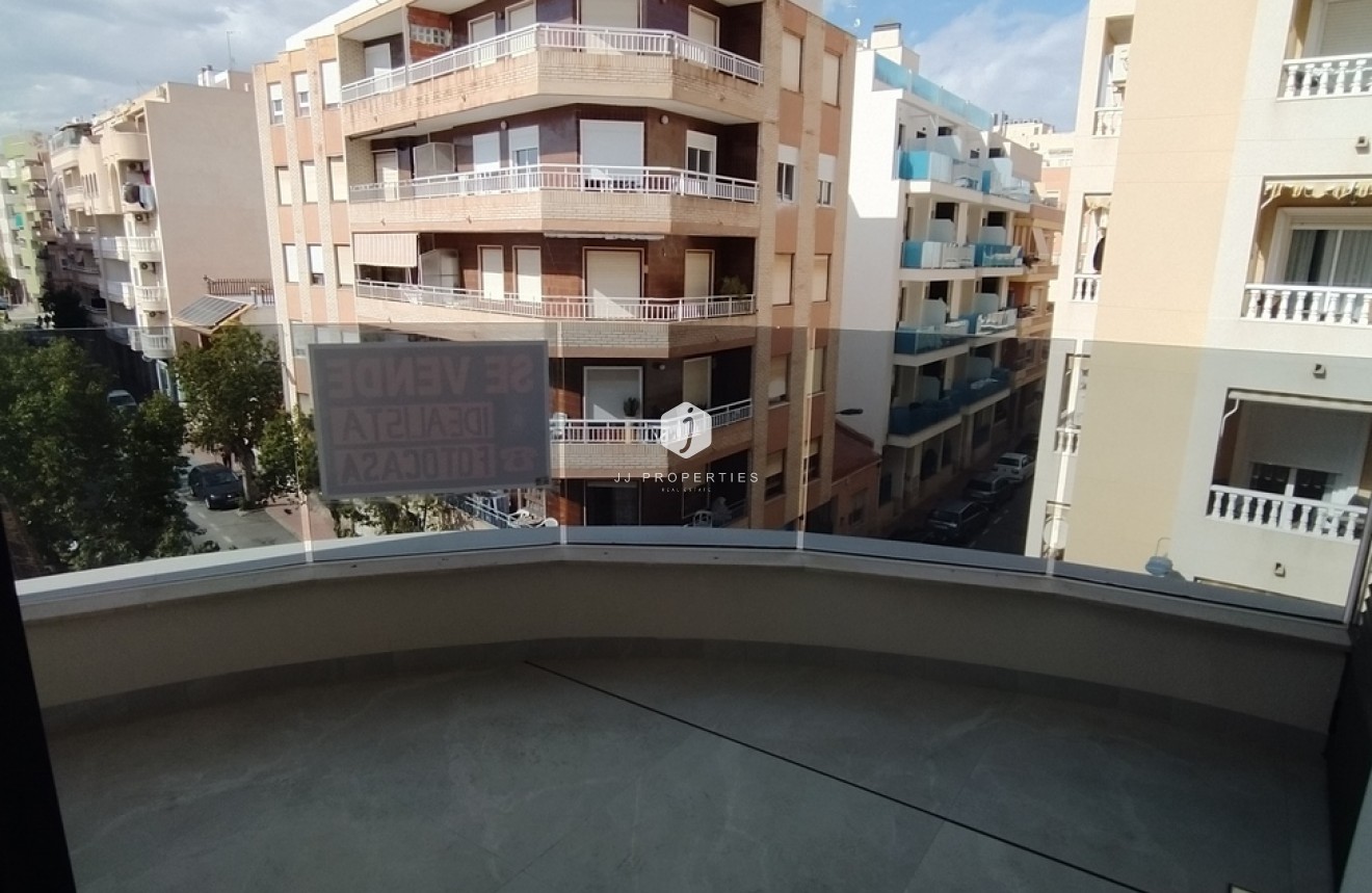 Segunda mano - Apartamento / piso -
Torrevieja - CENTRE PLAYA DEL CURA LAS PISCINAS