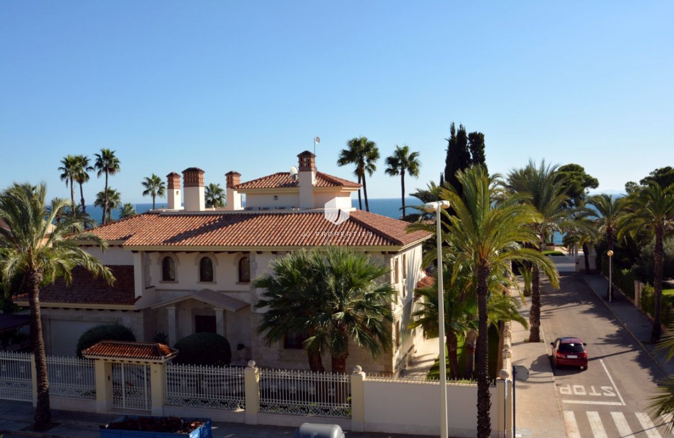 Aus zweiter Hand - Villa -
Orihuela Costa - Costa Blanca