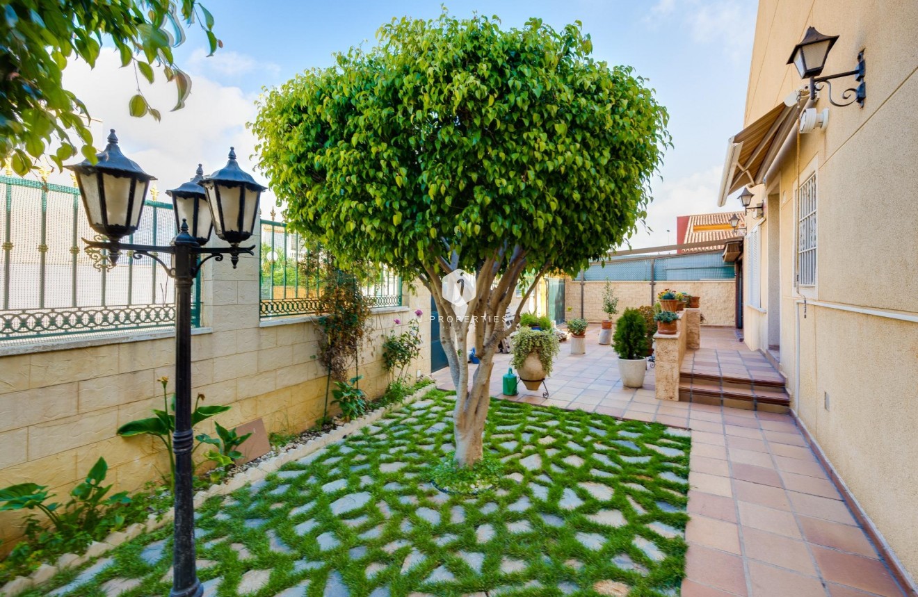 Segunda mano - Villa -
Torrevieja - aguas nuevas