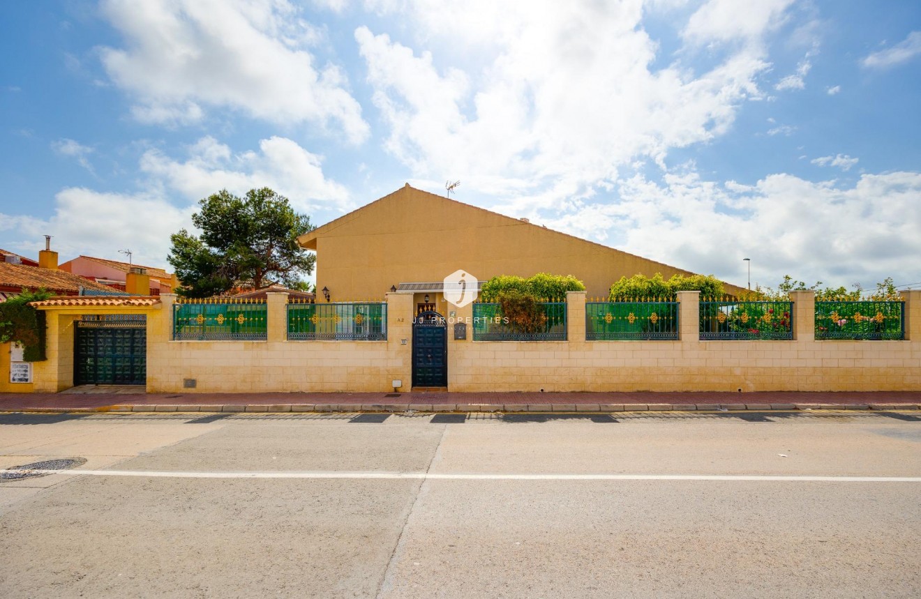 Segunda mano - Villa -
Torrevieja - aguas nuevas