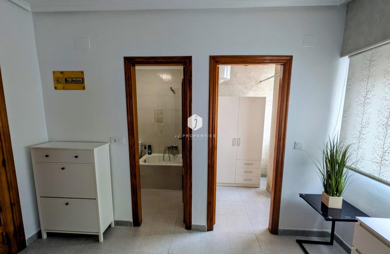 Tweedehands - Appartement / flat -
Torrevieja - Estacion de autobuses