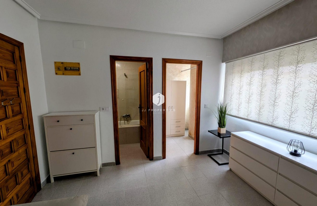 Tweedehands - Appartement / flat -
Torrevieja - Estacion de autobuses