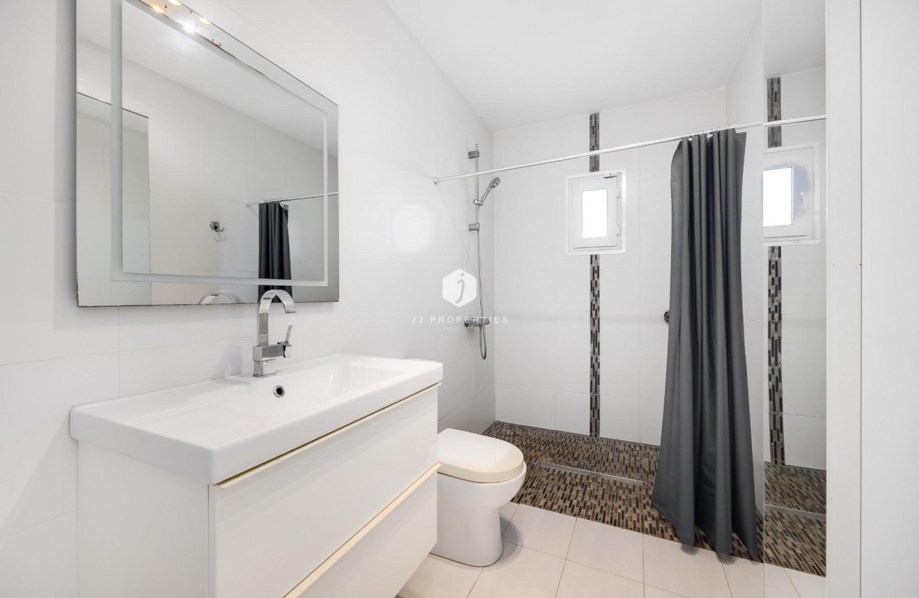 Segunda mano - Villa -
Torrevieja - aguas nuevas