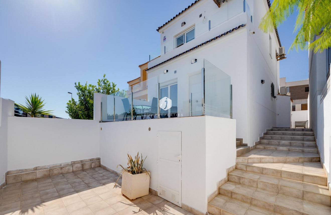 Segunda mano - Villa -
Torrevieja - aguas nuevas