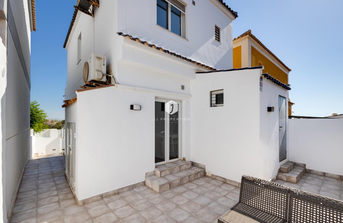 Segunda mano - Villa -
Torrevieja - aguas nuevas