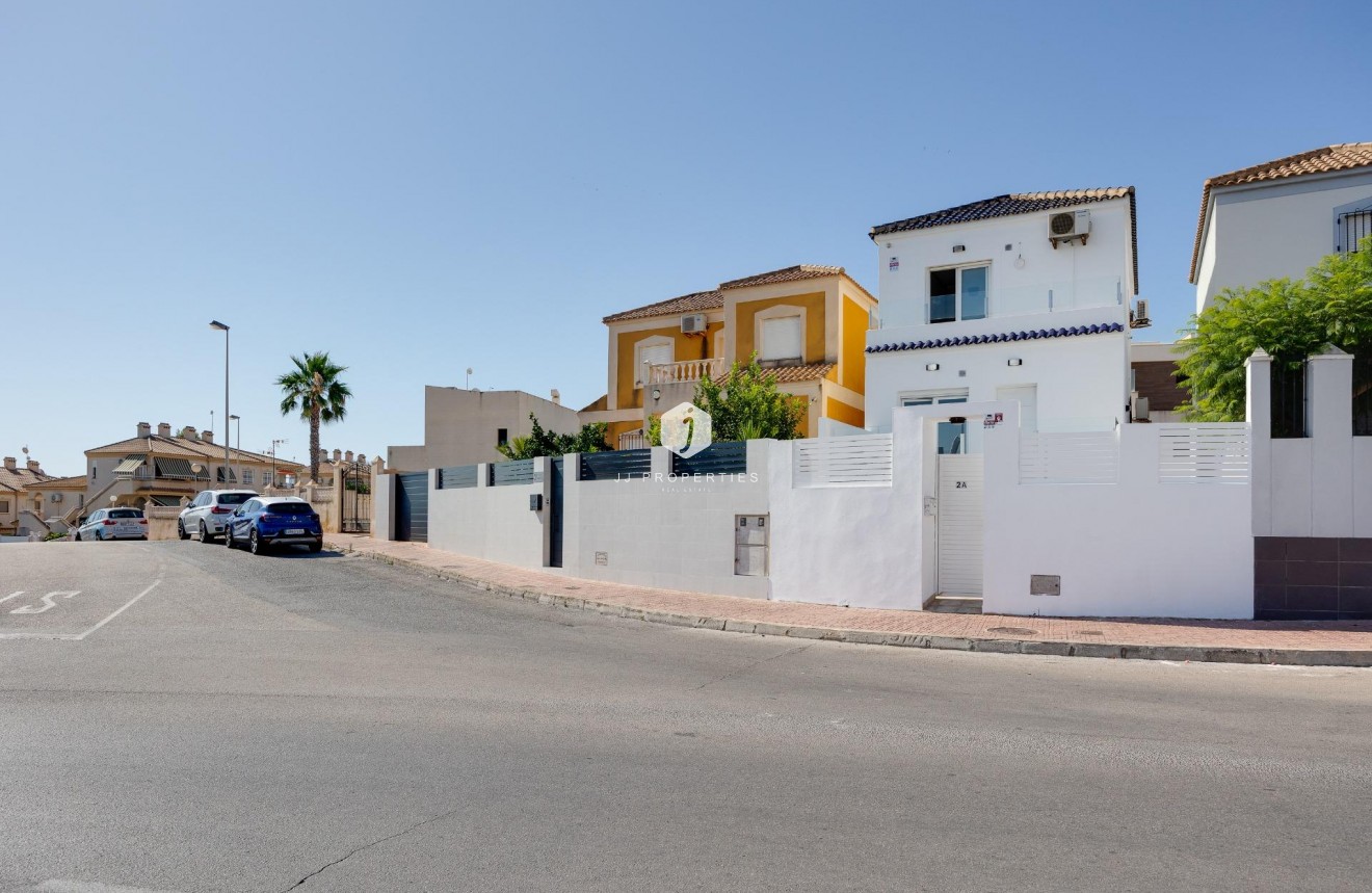 Segunda mano - Villa -
Torrevieja - aguas nuevas