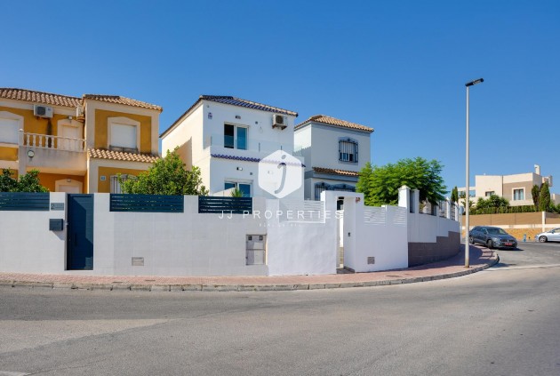 Segunda mano - Villa -
Torrevieja - aguas nuevas