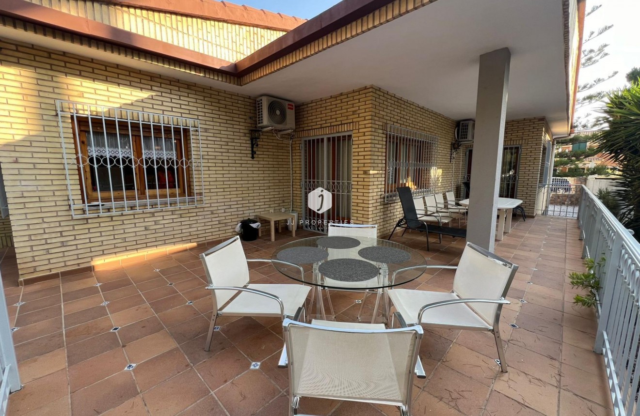 Aus zweiter Hand - Villa -
Orihuela Costa - Campoamor