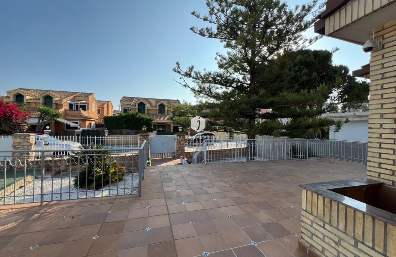 Aus zweiter Hand - Villa -
Orihuela Costa - Campoamor