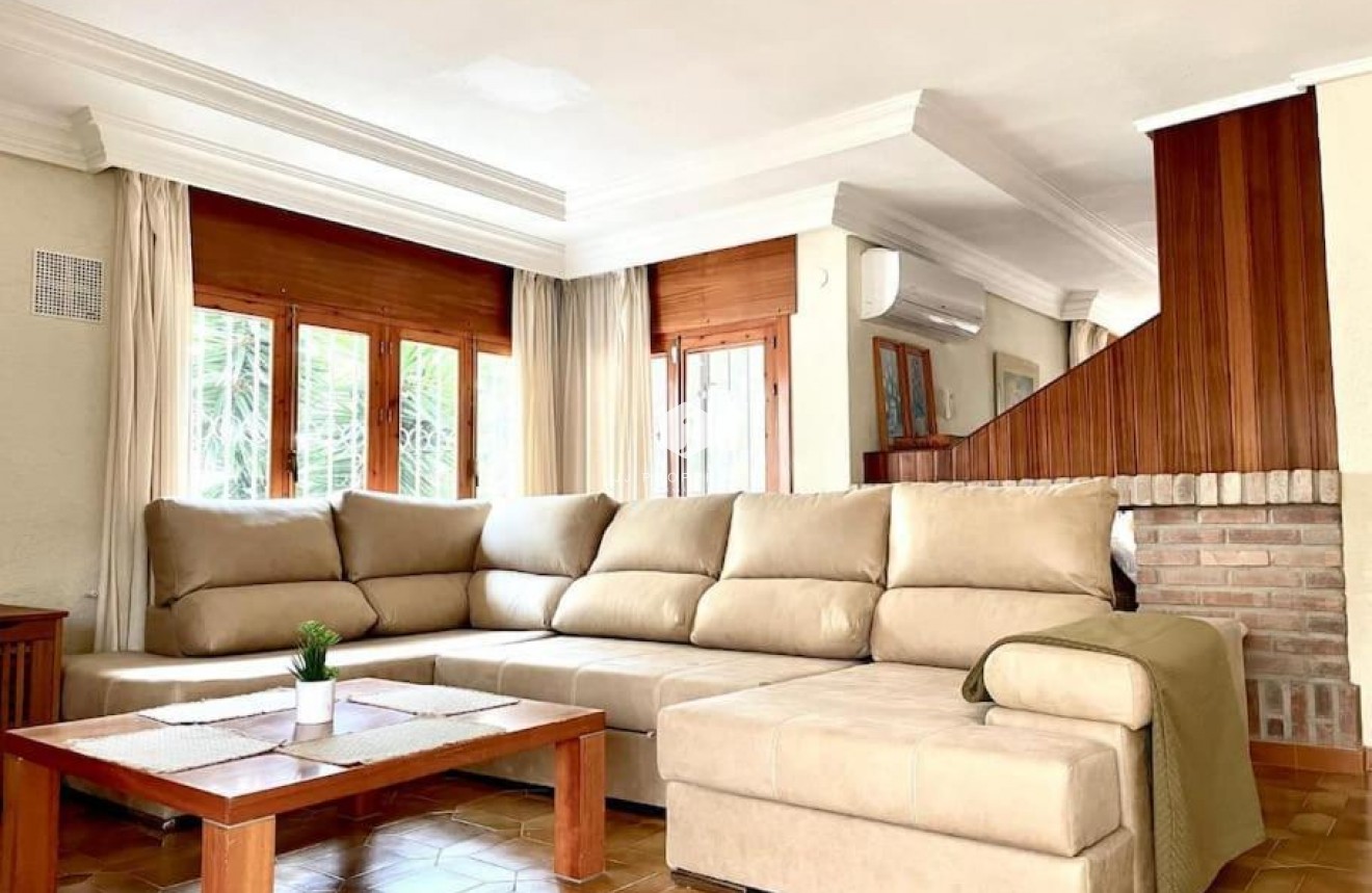 Aus zweiter Hand - Villa -
Orihuela Costa - Campoamor