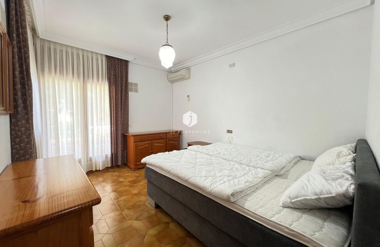 Aus zweiter Hand - Villa -
Orihuela Costa - Campoamor