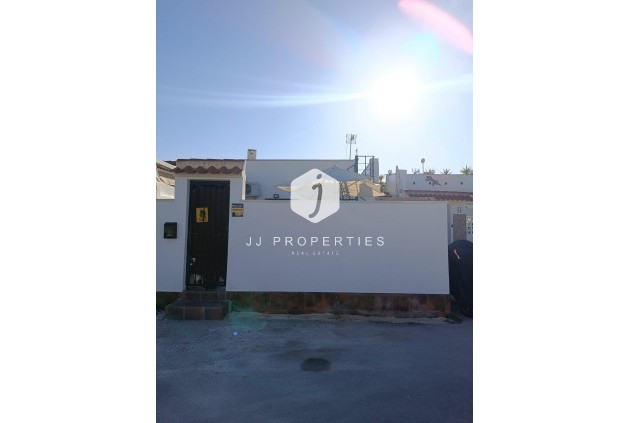 Resale - Chalet -
Torrevieja - La Siesta - El Salado - Torreta
