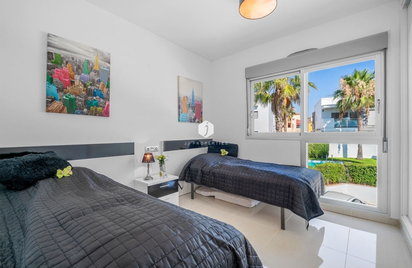 Segunda mano - Bungalow -
Punta Prima - Costa Blanca