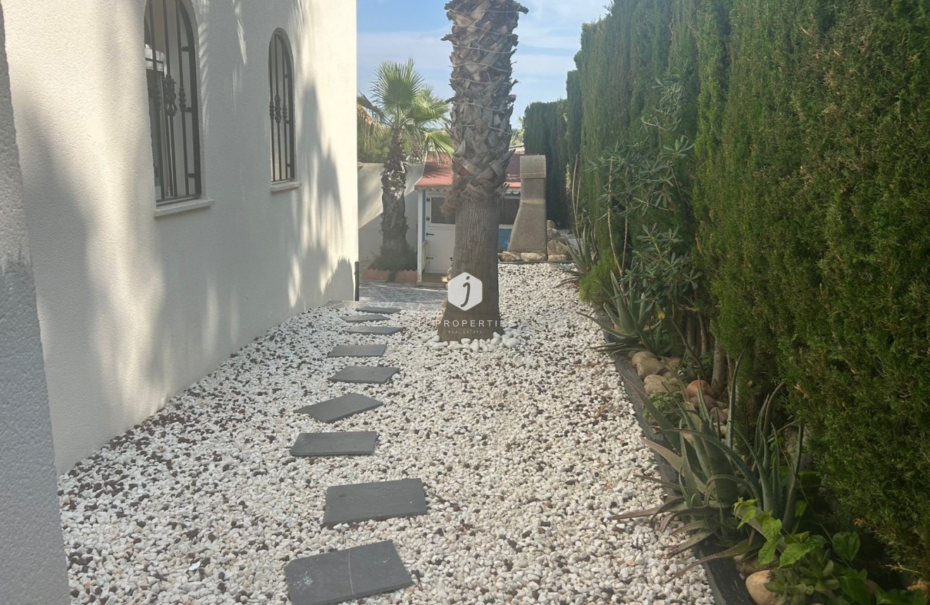 Aus zweiter Hand - Villa -
Orihuela Costa - Costa Blanca