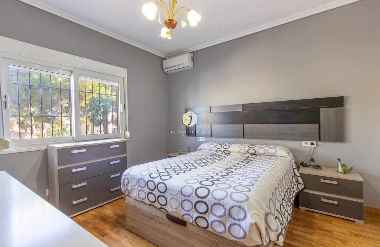 Segunda mano - Villa -
Torrevieja - Los Balcones