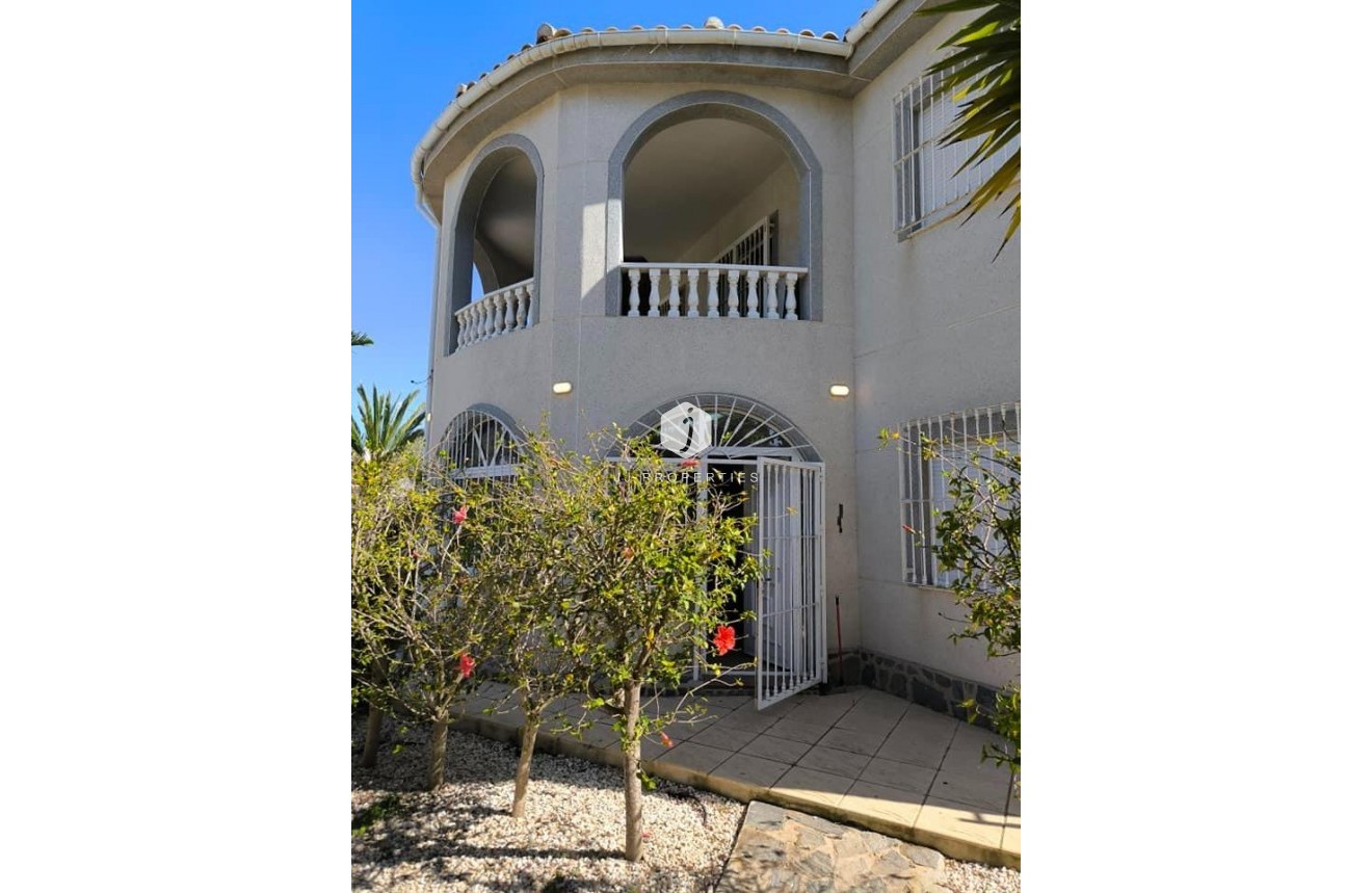 Segunda mano - Villa -
Torrevieja - La siesta