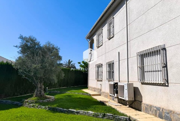 Segunda mano - Villa -
Torrevieja - La siesta