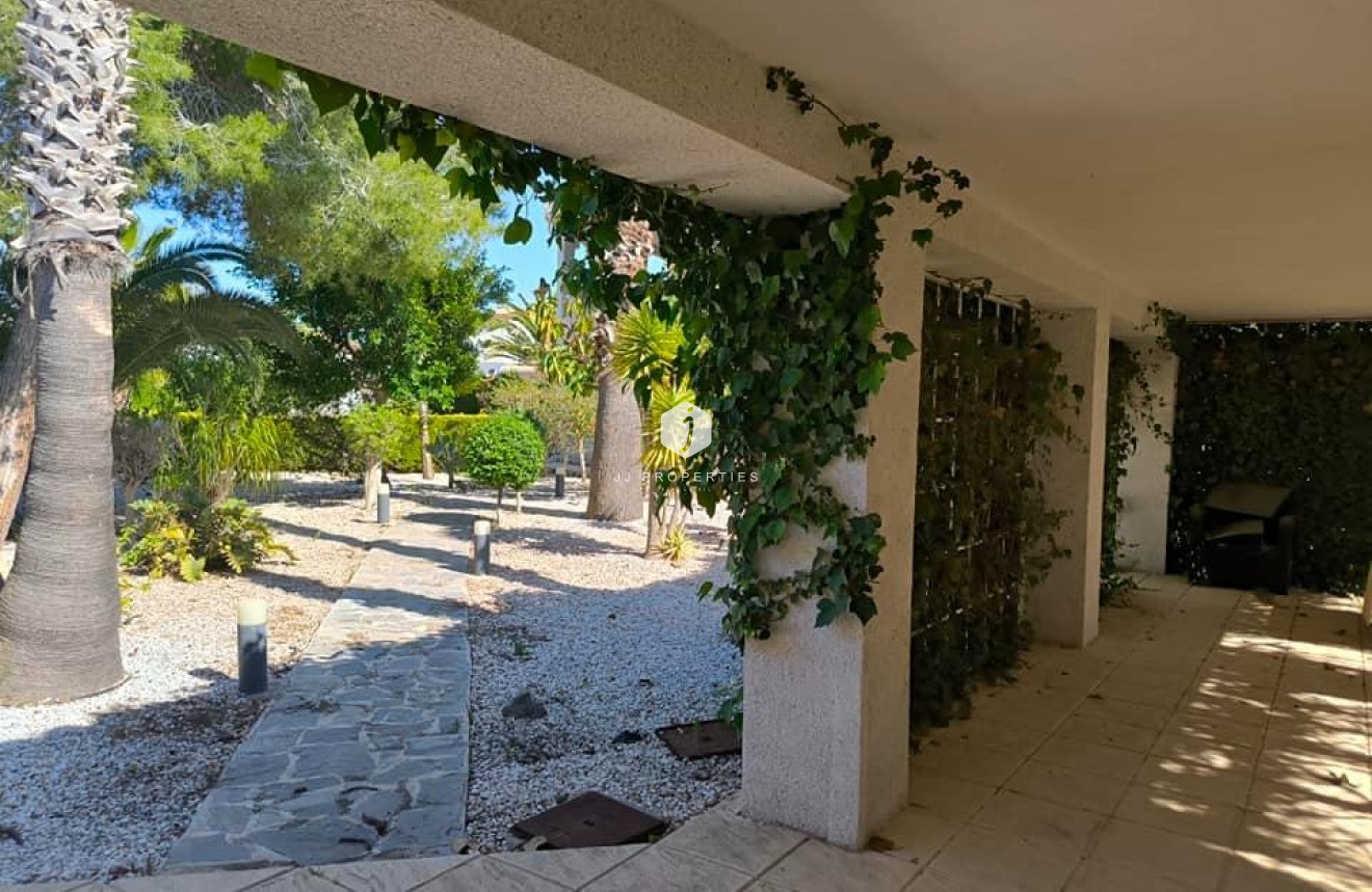 Segunda mano - Villa -
Torrevieja - La siesta