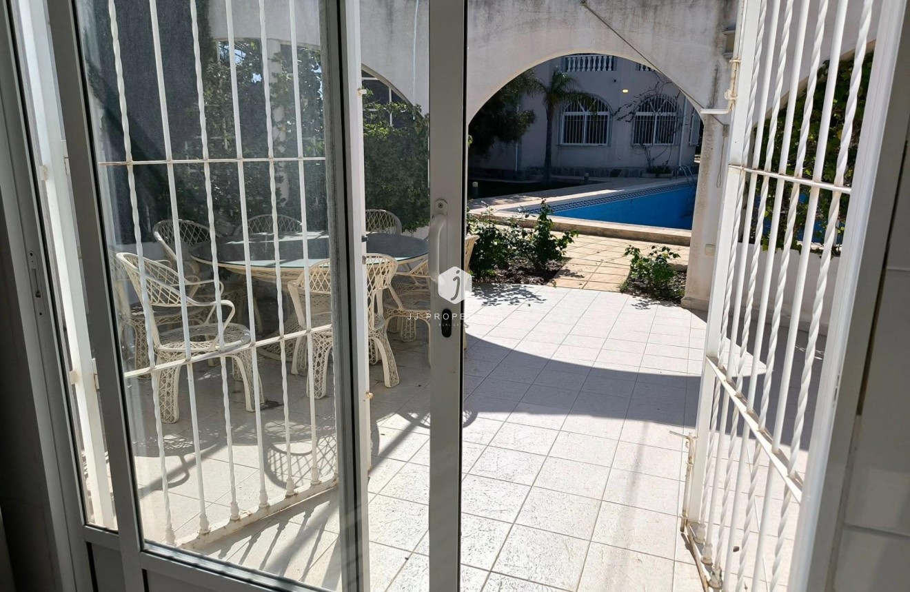 Segunda mano - Villa -
Torrevieja - La siesta