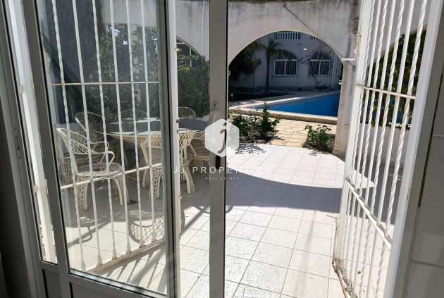 Segunda mano - Villa -
Torrevieja - La siesta