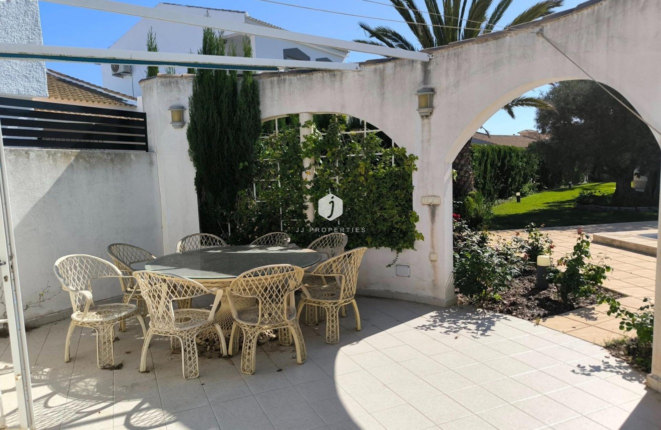 Segunda mano - Villa -
Torrevieja - La siesta