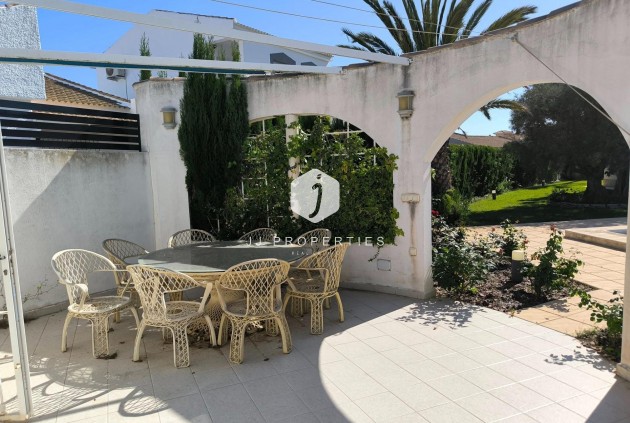 Segunda mano - Villa -
Torrevieja - La siesta