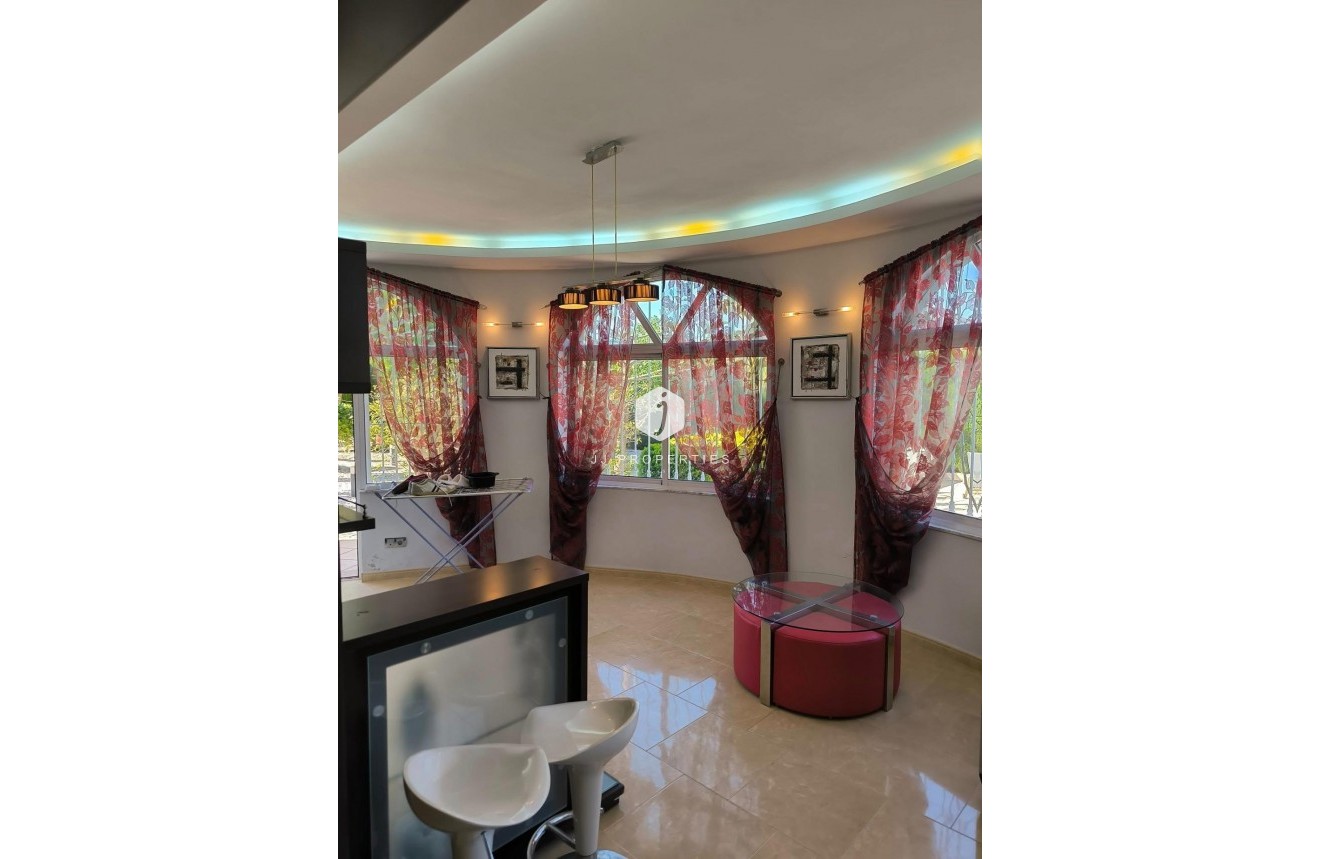 Segunda mano - Villa -
Torrevieja - La siesta