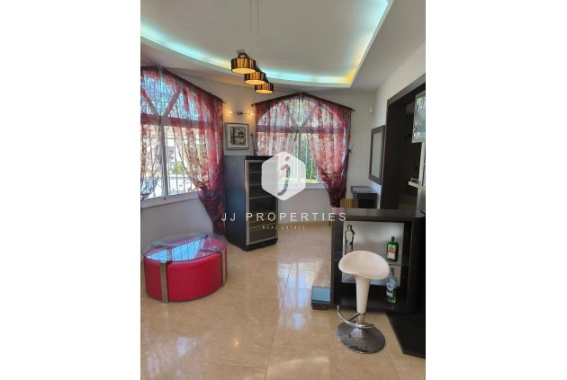 Segunda mano - Villa -
Torrevieja - La siesta