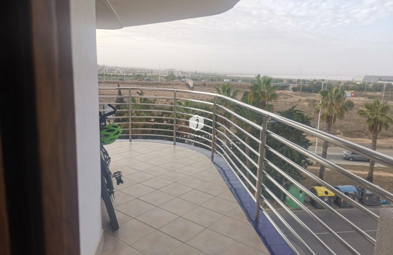 Segunda mano - Apartamento / piso -
Torrevieja - La veleta